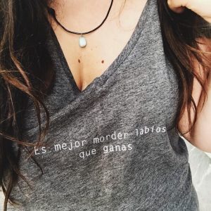 Camiseta "Es mejor morder labios que ganas"